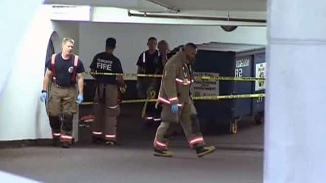 Crédito de la imagen de portada: CTV News Toronto. Un conserje de viviendas sin fines de lucro de 51 años sufrió lesiones graves en la cabeza que pusieron en peligro su vida en 2014 cuando perdió el control del contenedor de basura que estaba bajando por una rampa, tropezó, cayó y el contenedor lo arrolló y aplastó. La mejor alternativa habría sido usar un remolcador de contenedores de basura o un elevador de residuos alimentado por batería V-Move | Xerowaste.ca