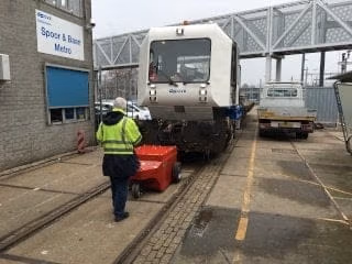 Carro de ferrocarril o Remolcador de vagones | Mueve hasta 299,370 kg 4 Carro industrial o remolcador V-move XXL moviendo un transportador de vagones y un vagón de ferrocarril | Xerowaste.ca