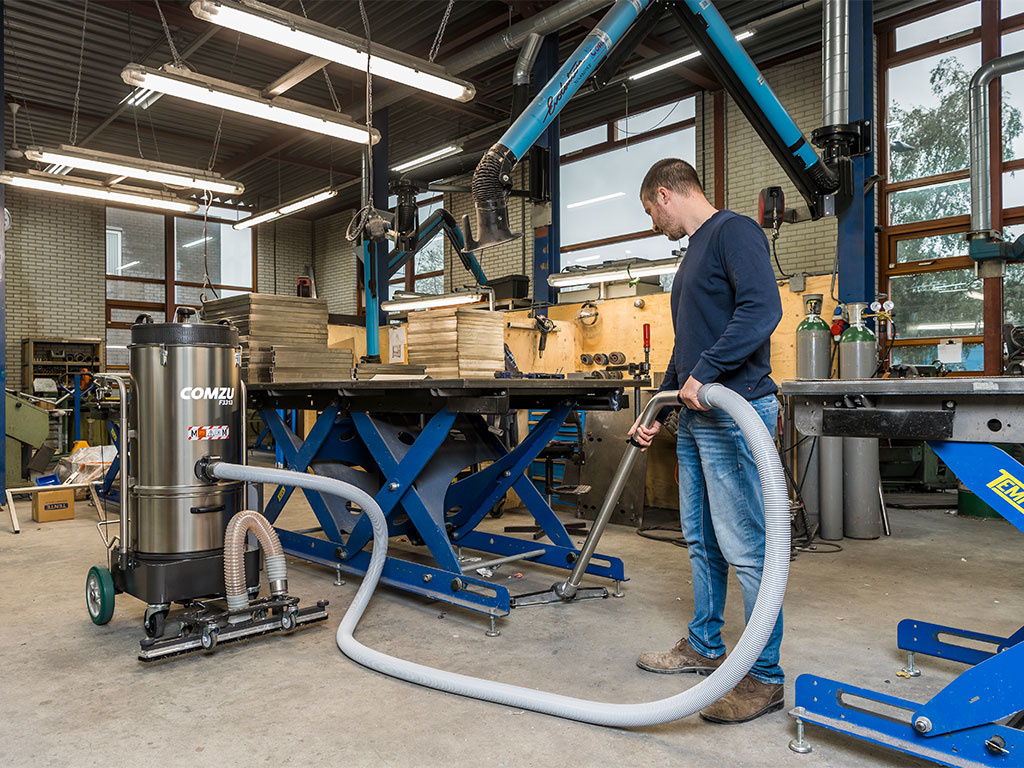 Xerowaste | Verhagen Leiden Comzu Industrial battery-powered vacuum cleaner using hand held floor attachment with 4 metre hose.