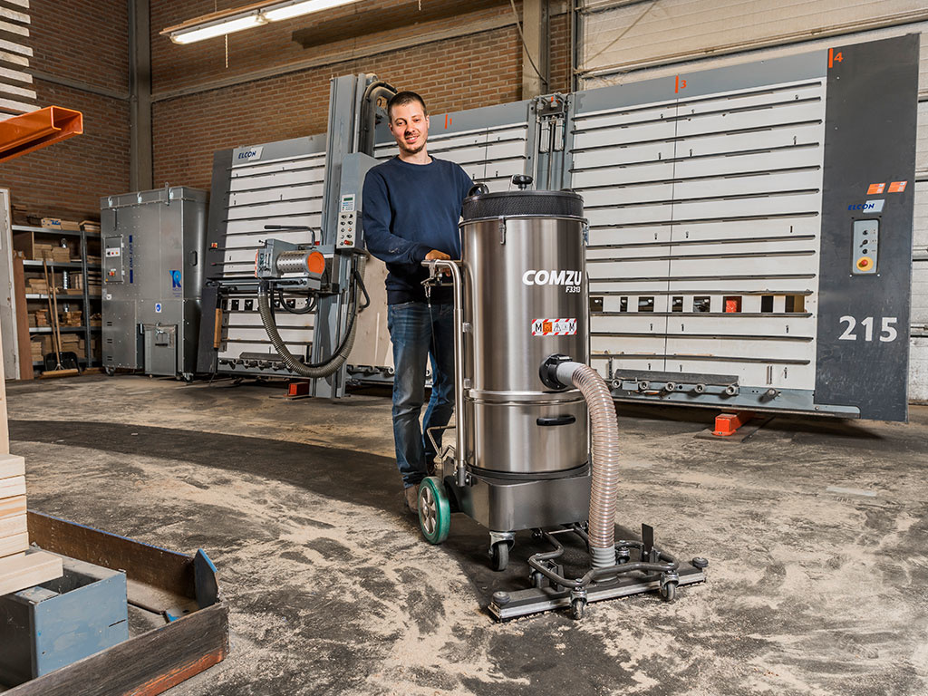 Xerowaste | Verhagen Leiden Comzu Industrial battery-powered vacuum cleaner effectively cleaning dusty floor.