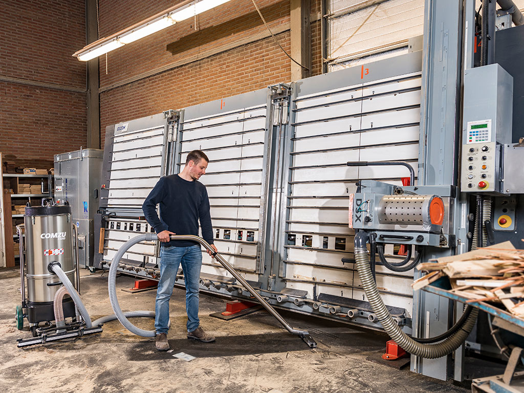 Xerowaste | Verhagen Leiden Comzu Industrial battery-powered vacuum cleaner with floor attachment cleaning under hard to get spaces.