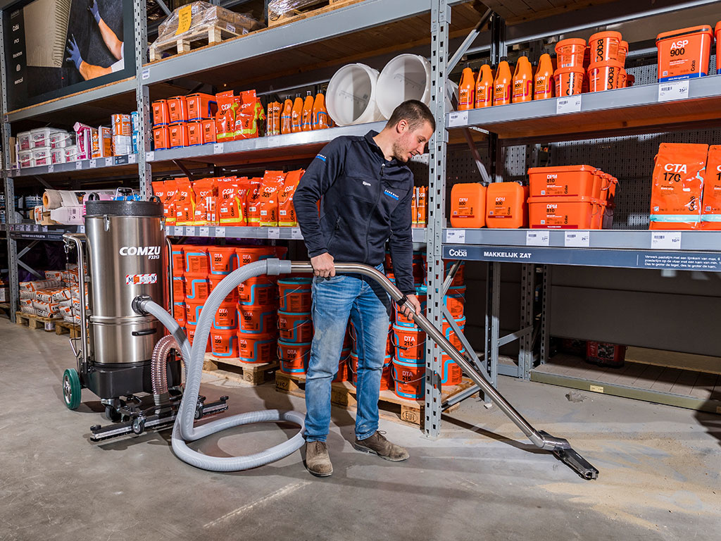 Xerowaste | Verhagen Leiden Comzu Industrial battery-powered vacuum cleaner with included floor handheld attachment.