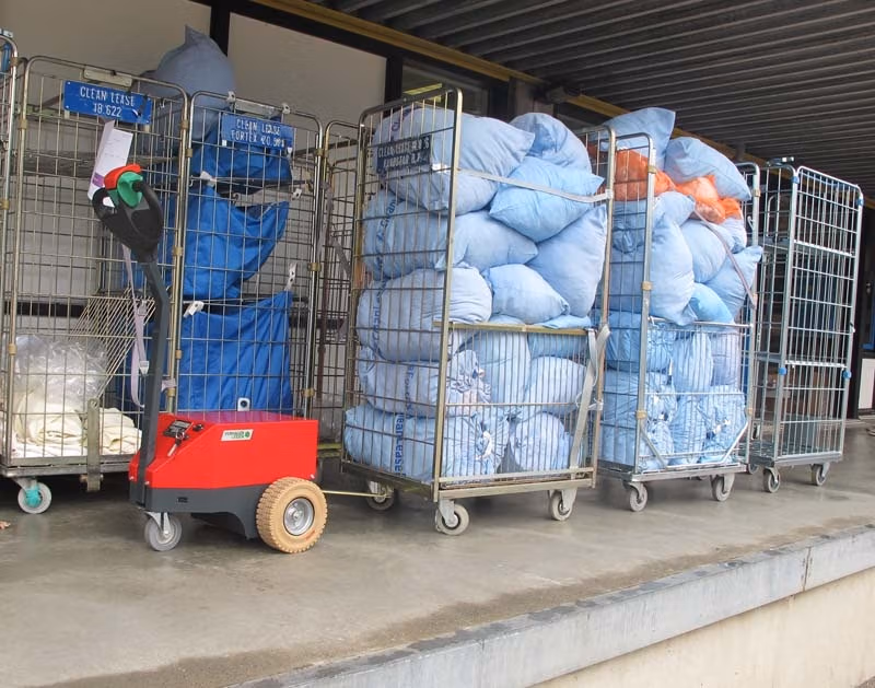 V-move M electric tug | Moves up to 3,307 lb 5 Xerowaste | V-move M moving about 1,800 lb of linen.